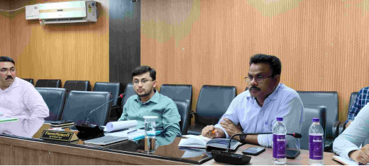 विद्यालयों में योजनाओं का ससमय क्रियान्वयन सुनिश्चित करने हेतु जिलाधिकारी की बैठक